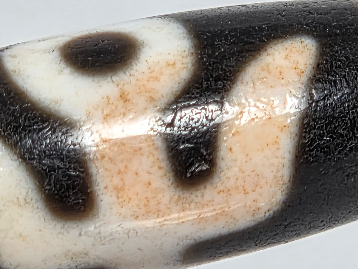 N-070526-BenBS macro, cinnabar bloodspots, reddish-brown dots, cream-zone focused, surface scratch visible, unretouched