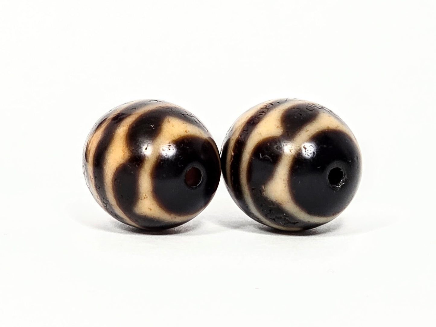 V-060426-DWP drill hole face B, wave bands converging at pole, dark chocolate-brown, honey-tan, unretouched