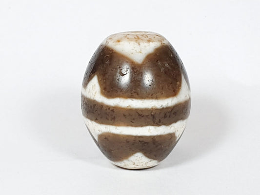 V-062926-TT front face, cream-white ground chocolate-brown tiger tooth chevron, 22.1×18.3mm vintage agate, unretouched