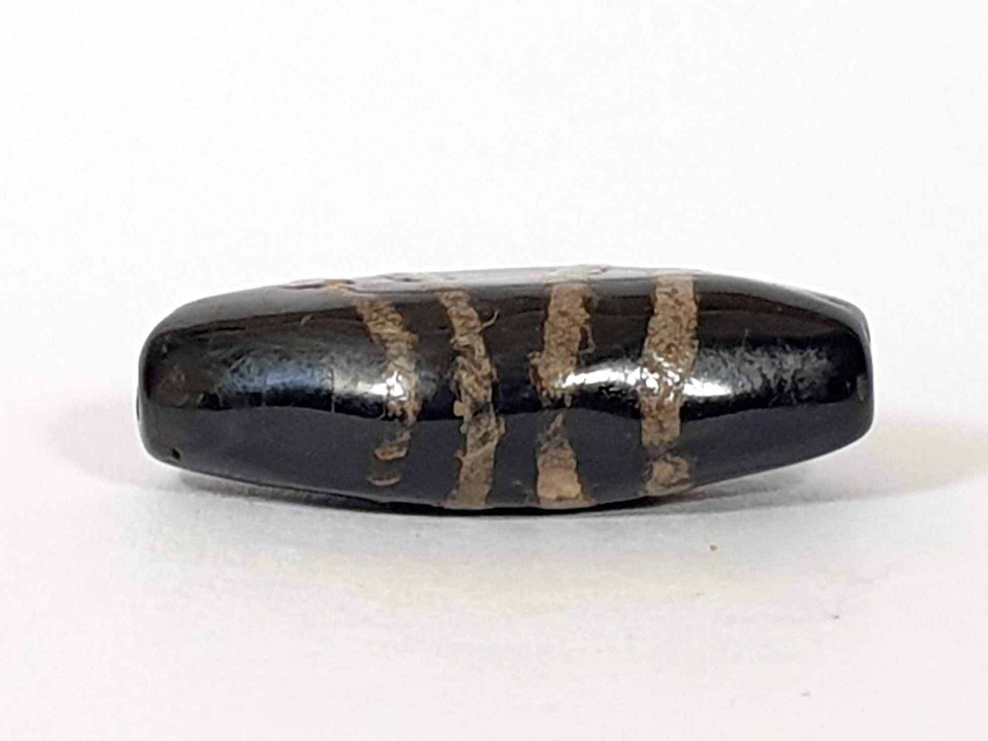 Ac-111720-7SOS, Face C narrow profile, pitch-black ground, beige stripe bands, flattened cross-section, unretouched