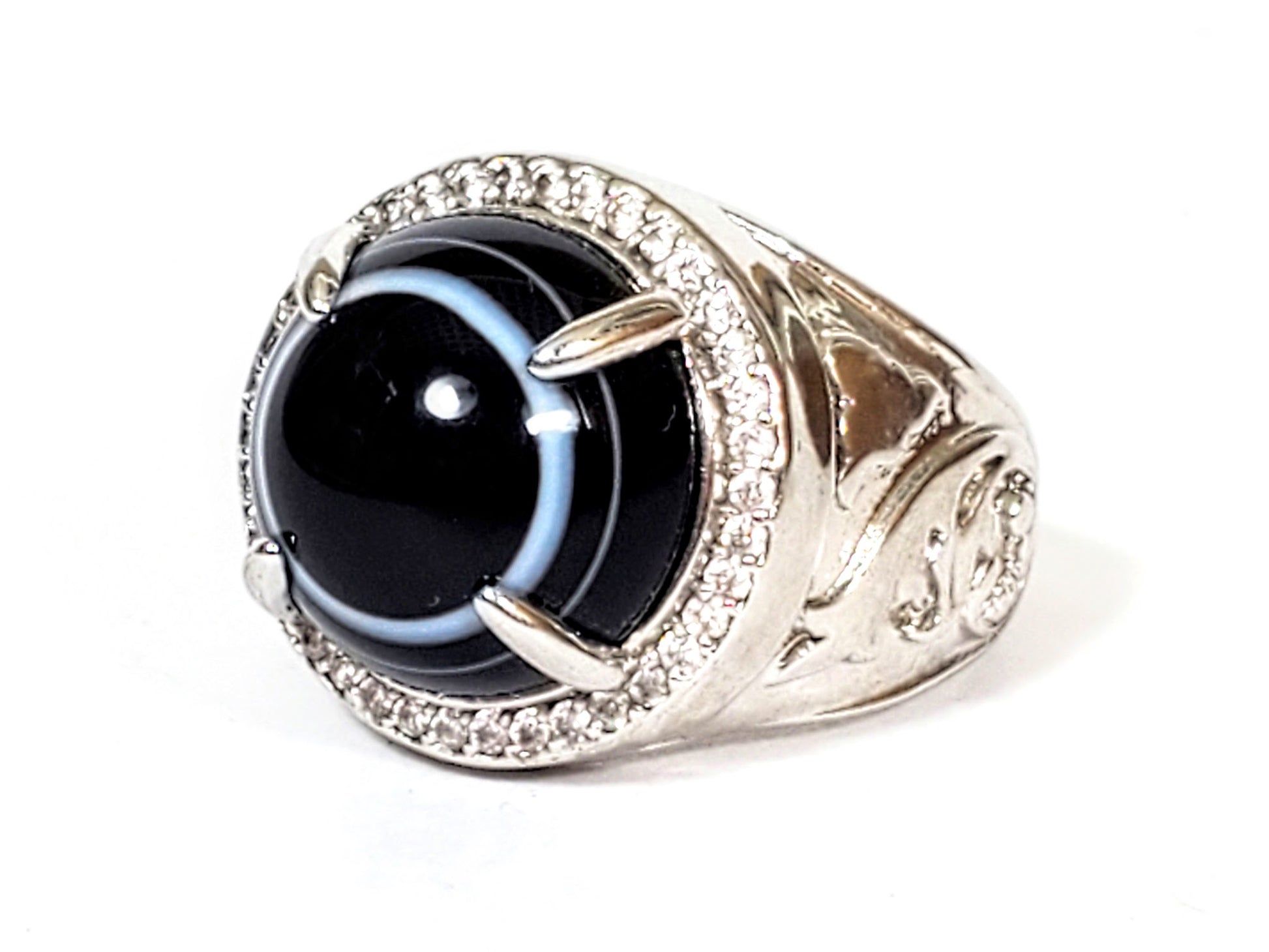 R-060626-LM Luk Mik dzi ring left angle, pitch-black bead, blue-grey stripe, silver prong claws, unretouched