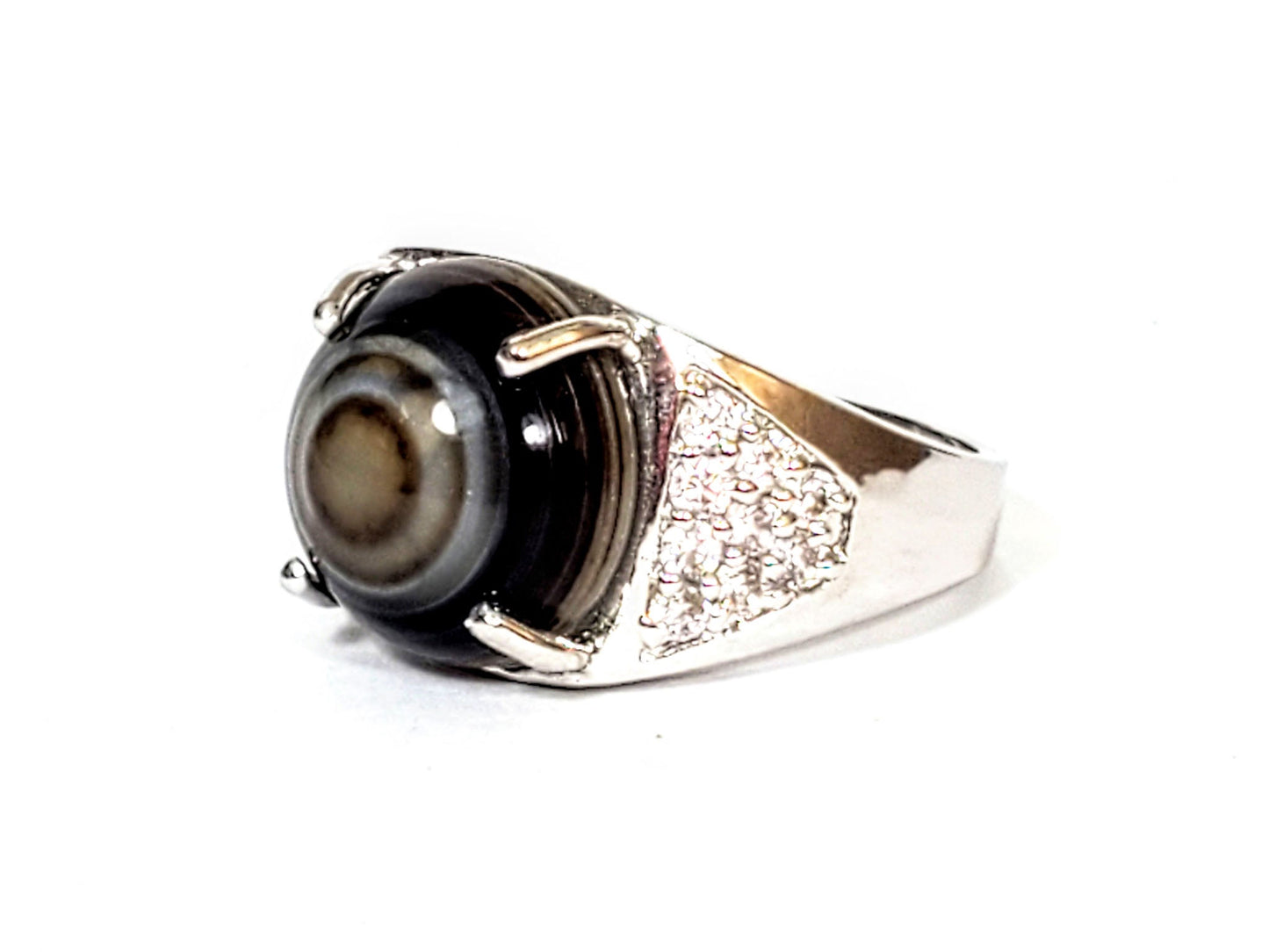 R-060626-LM2 Luk Mik dzi ring front, nested concentric bands, four-claw bezel, triangle CZ panels, unretouched