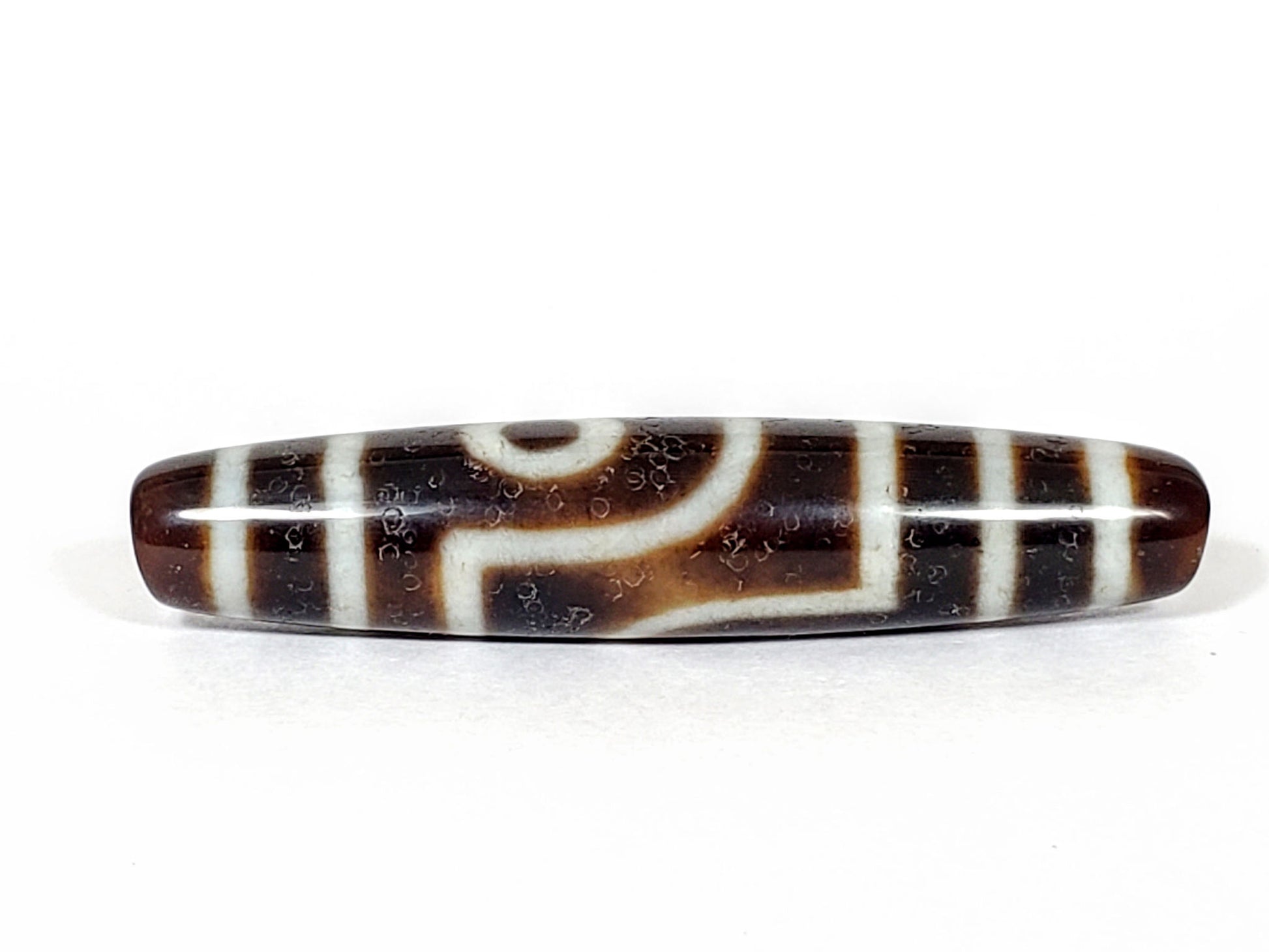 V-070226-2E dzi bead, rotation view showing stepped connecting line, dark brown, unretouched photo.