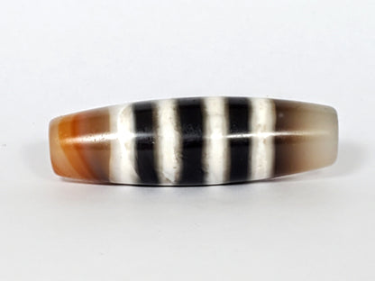 N-050222-7SChung, Face C, pitch-black ground, white stripes, cool grey-white right end cap, high-gloss finish, unretouched