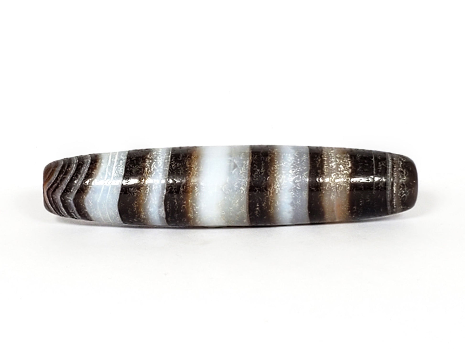N-N-062126-CS1 natural agate dzi, side view showing compressed ring banding at tapered end, unretouched