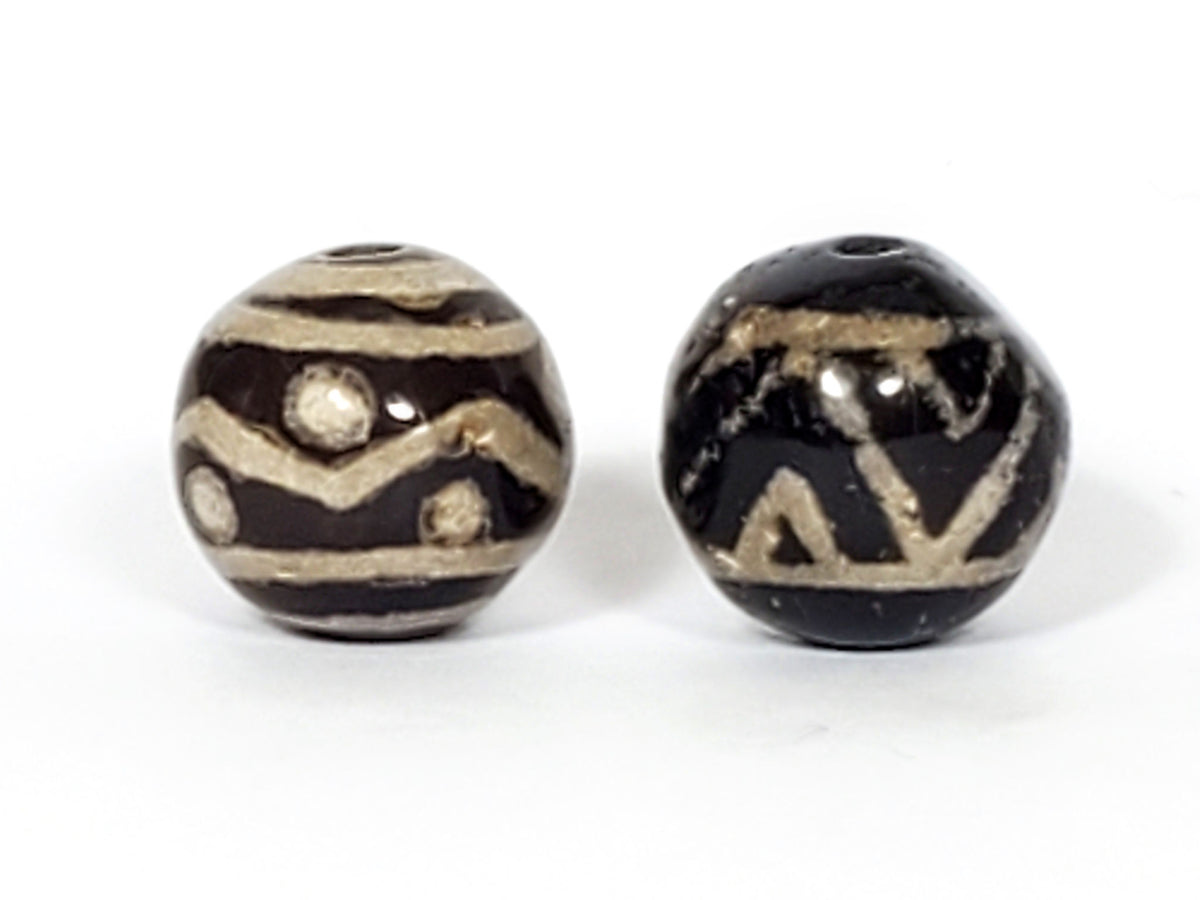 V-FA-062526-TSWS-TT Bead A tiger stripe wave star, Bead B tiger tooth wave, side view, black ground, sandy-cream, unretouched