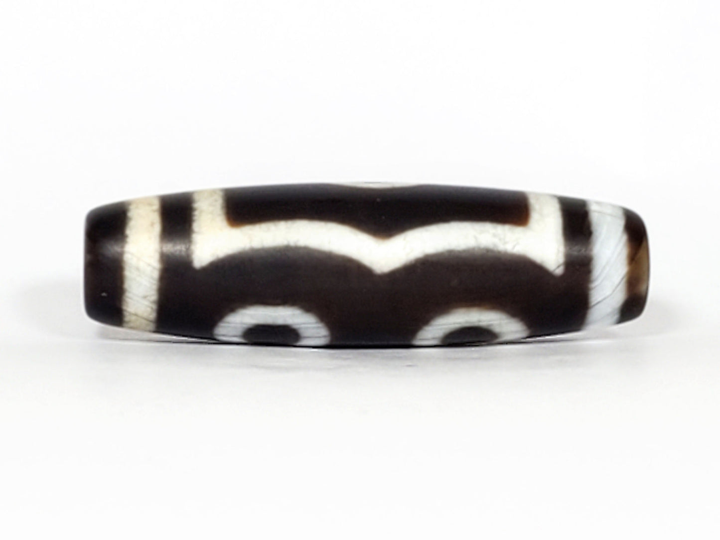 N-070226-3E dzi bead, reverse face showing scalloped wave line, black agate, unretouched photo.