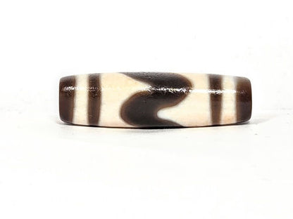 V-030326-TTBS vintage tiger tooth dzi, rotated 90°, cream dominant, dark dark brown arcs visible, unretouched.