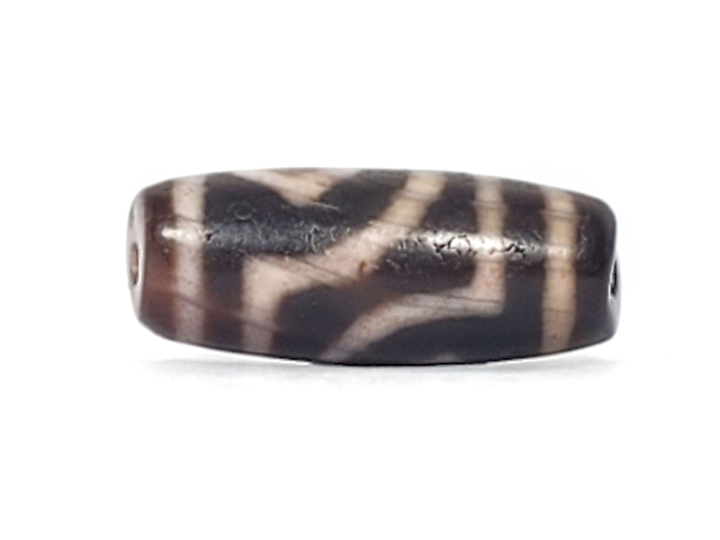 Ancient two diamond eye dzi — side profile, drill holes at each end, cream stripe pattern on dark ground, Anc-0426-2DE