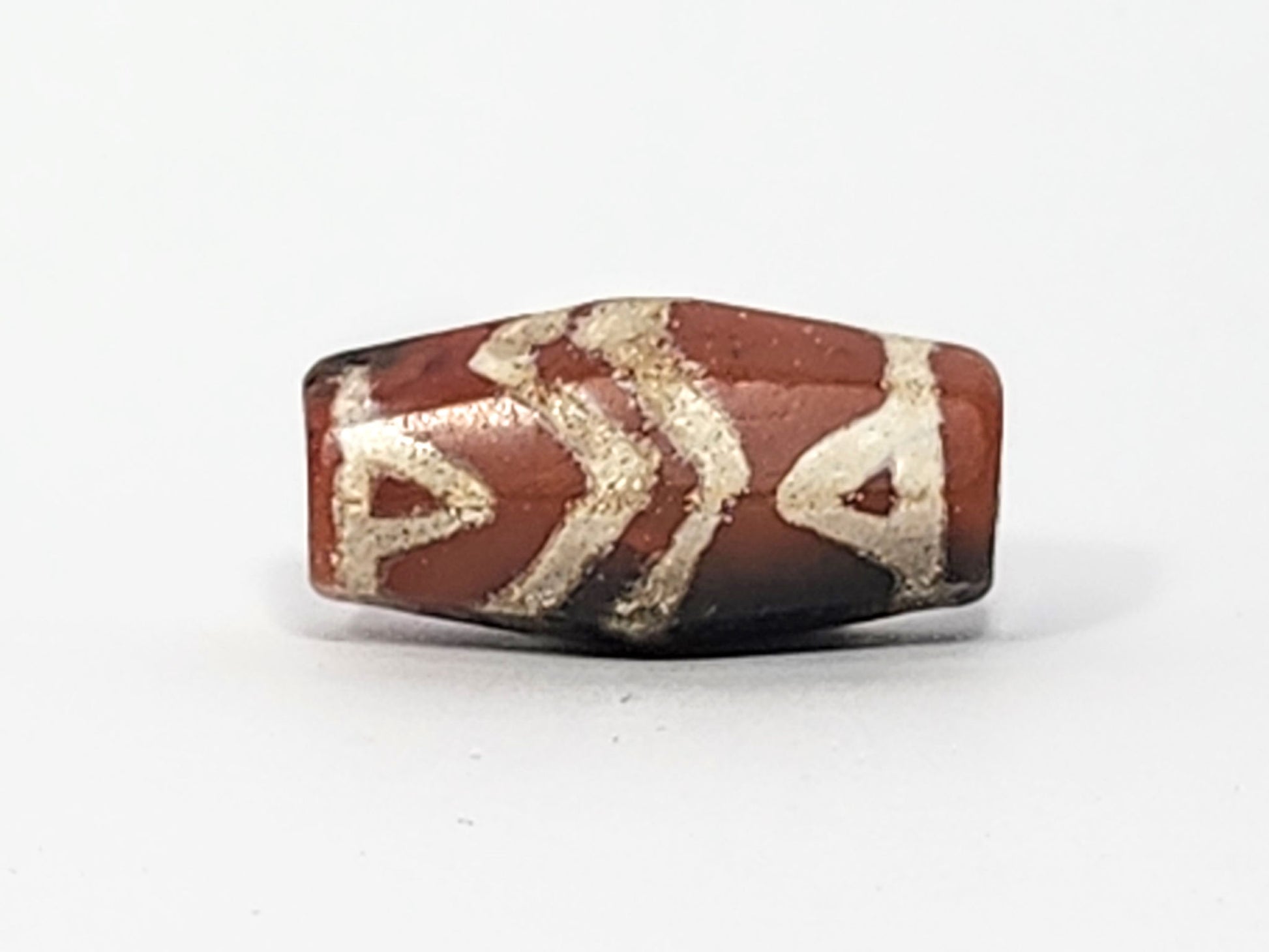 Ac-061126-TSTT face D, dual register stripe above tooth, bicolour ground most visible, sandy-cream motif, unretouched
