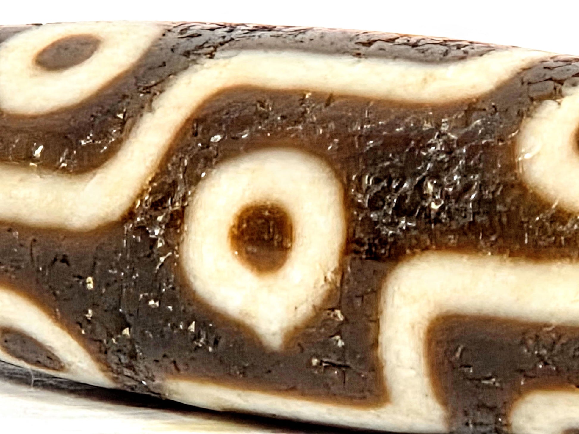 Ac-070926-9E ancient nine eye dzi close-up body dark brown eye ring cream ground age crystallisation unretouched