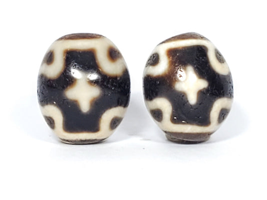 Ac-020124-6ELC pair ancient six eye lotus cross dzi, front face, cream motif dark ground, 21.5×18.4mm, unretouched