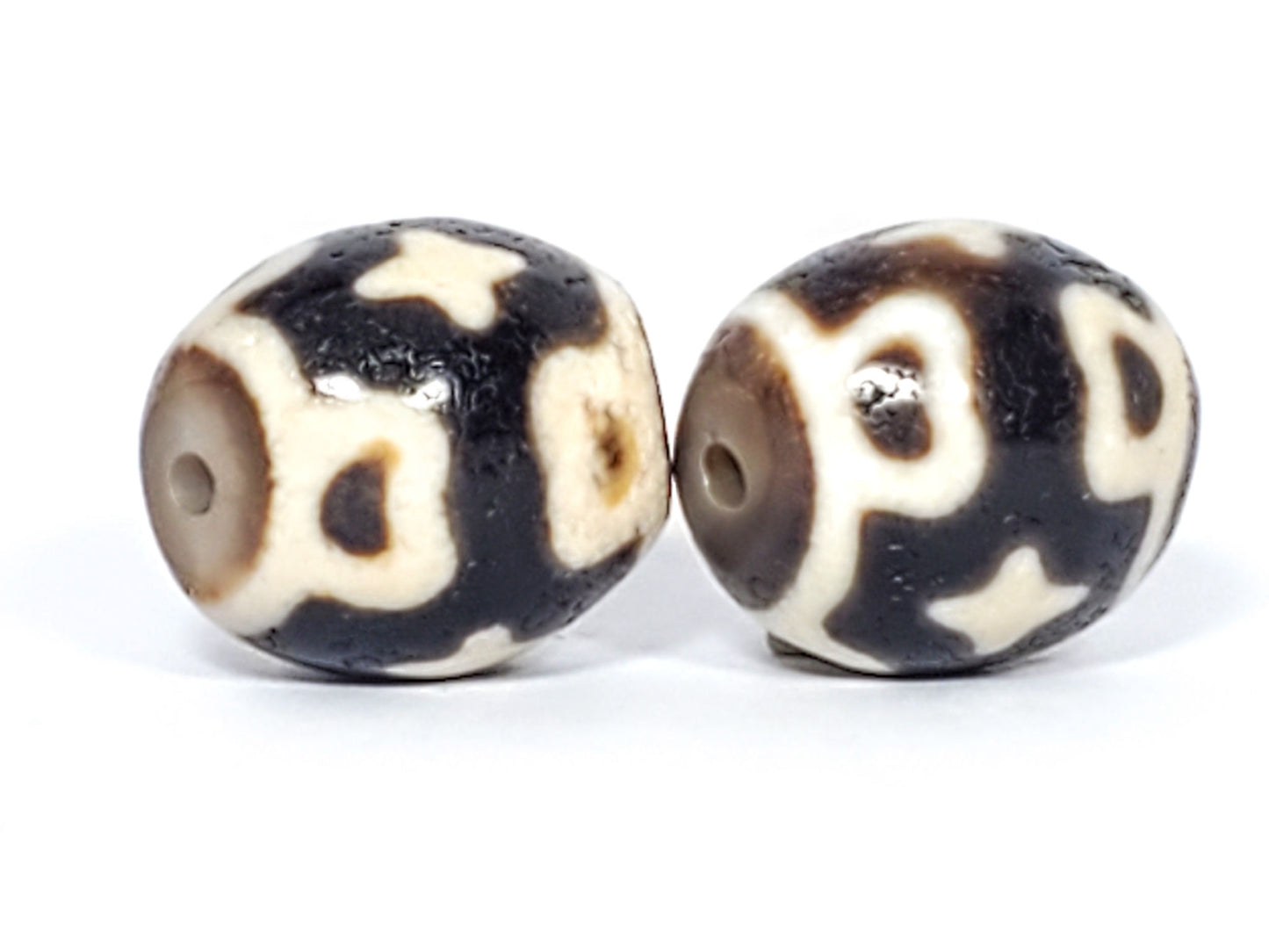 Ac-020124-6ELC pair ancient six eye lotus cross dzi, base end view, motif continuous to edge, unretouched