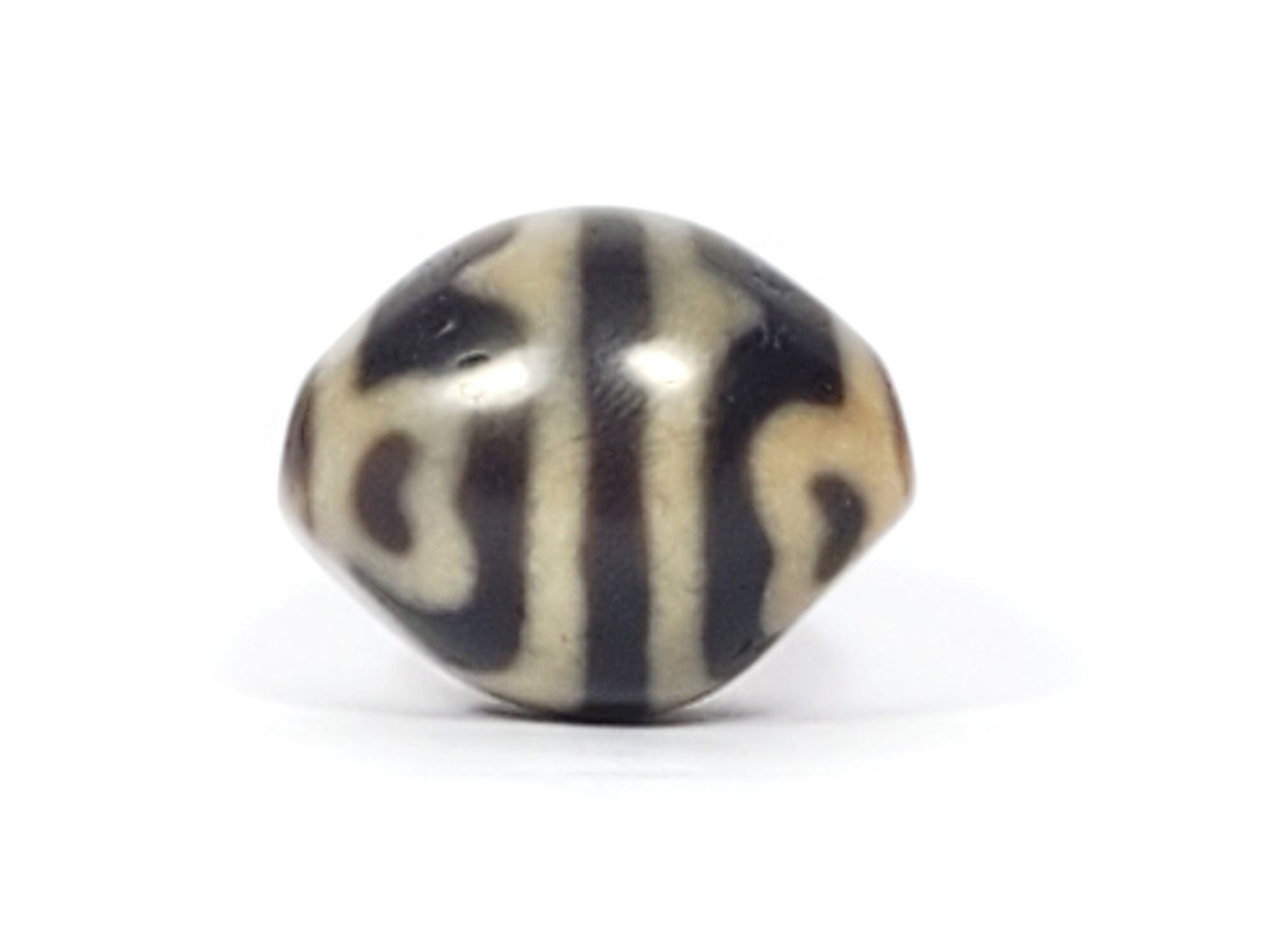 At-061826-RTTL antique tiger tooth lotus dzi near-sphere 25.4×20.1mm dark grey-brown, cream-white motif, unretouched