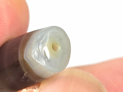 Ac-061526-1SBW, left end cap angled, medine dig or medicine chip at drill hole, unretouched