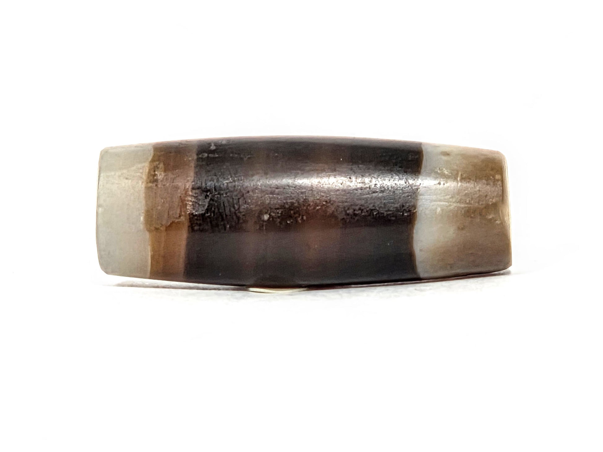 Ac-061526-1SBW, Face C, pitch-black ridge on dark body, bright highlight line, pale translucent end caps, unretouched