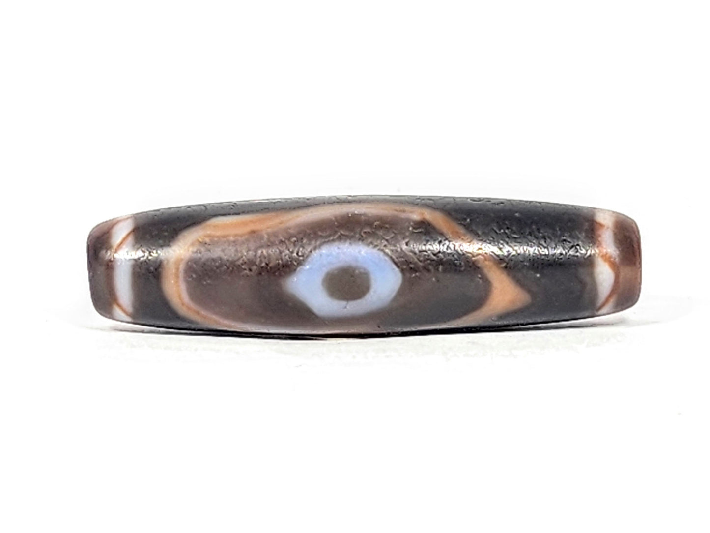 Ac-030525-3E Face B, single third eye with distinctive pale blue-grey inner zone, pitch-black ground, unretouched
