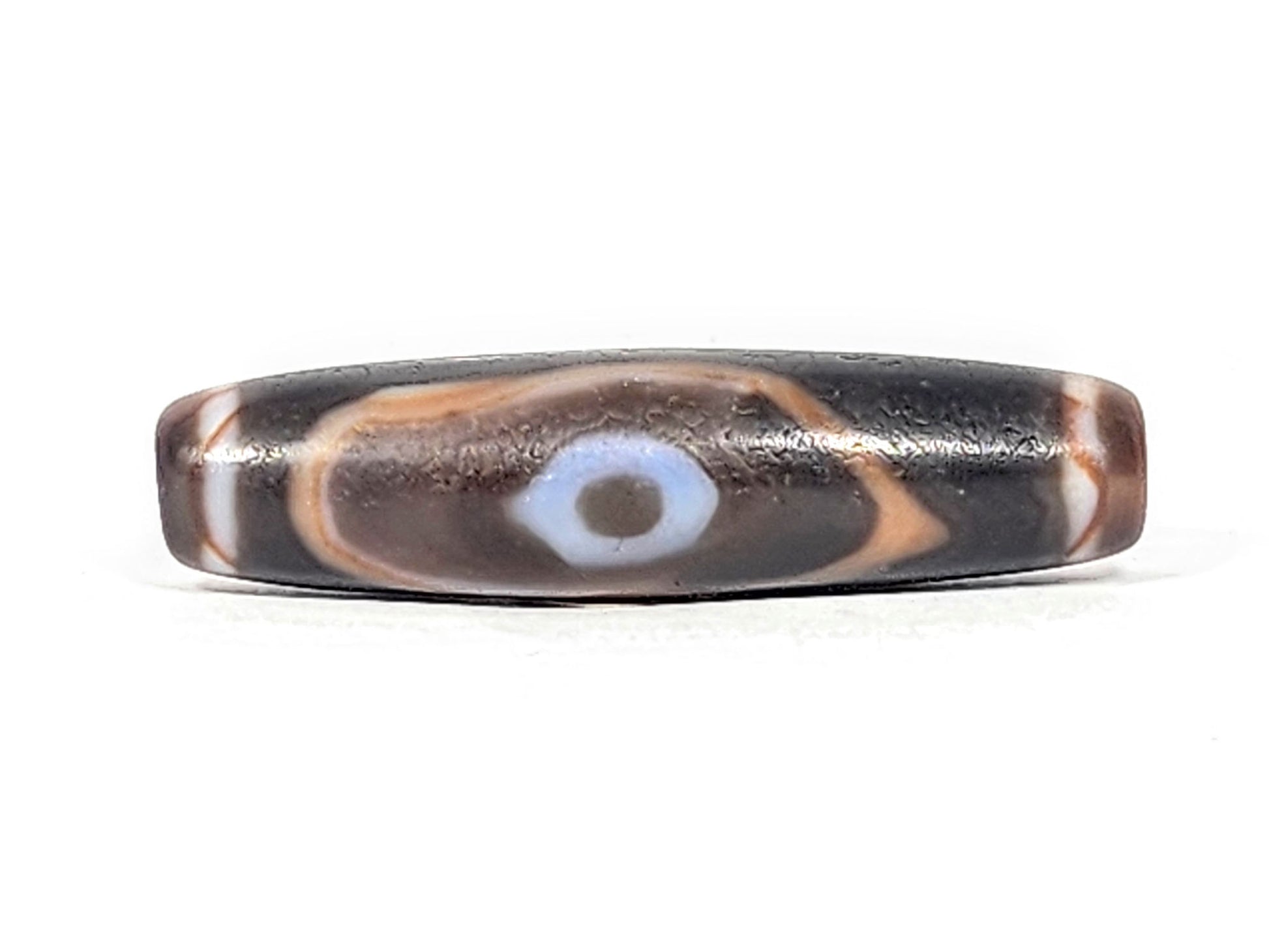 Ac-030525-3E Face B, single third eye with distinctive pale blue-grey inner zone, pitch-black ground, unretouched