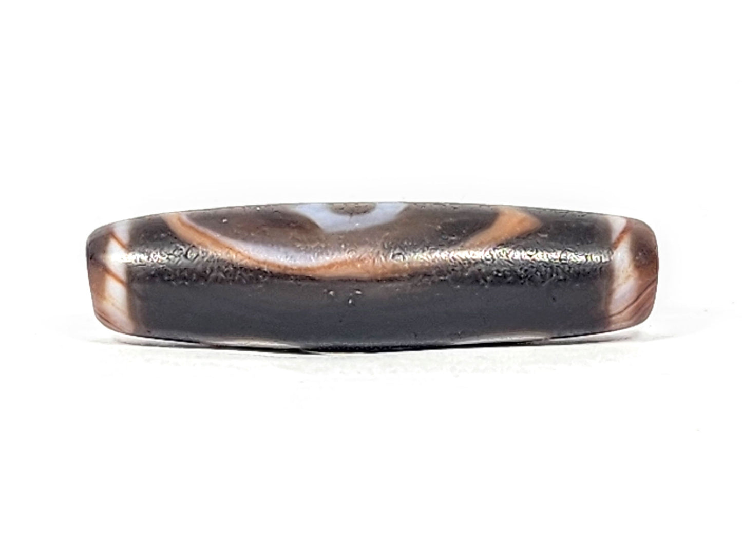 Ac-030525-3E lower connector face, warm reddish-brown wave band, pitch-black ground, matte weathered surface, unretouched