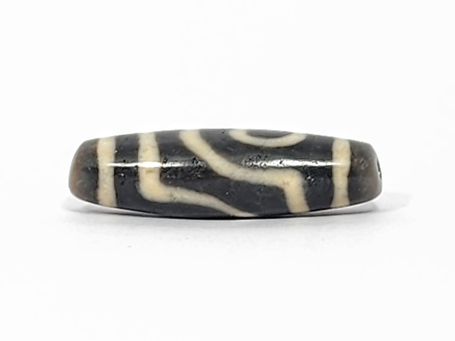 Ac-052525-2E connector face, cream-white S-wave bands, matte-granular age texture, weathering marks disclosed, unretouched