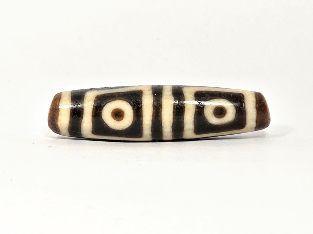 Ac-080425-4E Face B, interlocking S-curve key-fret meander, cream-white on dark warm brown ground, unretouched