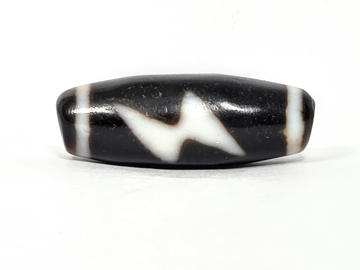 At-062026-5ELT lightning bolt face, pitch-black agate, unretouched photo