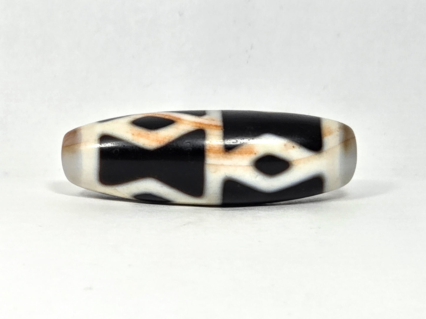 At-062126-6DE dzi bead, opposite side profile, full diamond eye sequence, unretouched