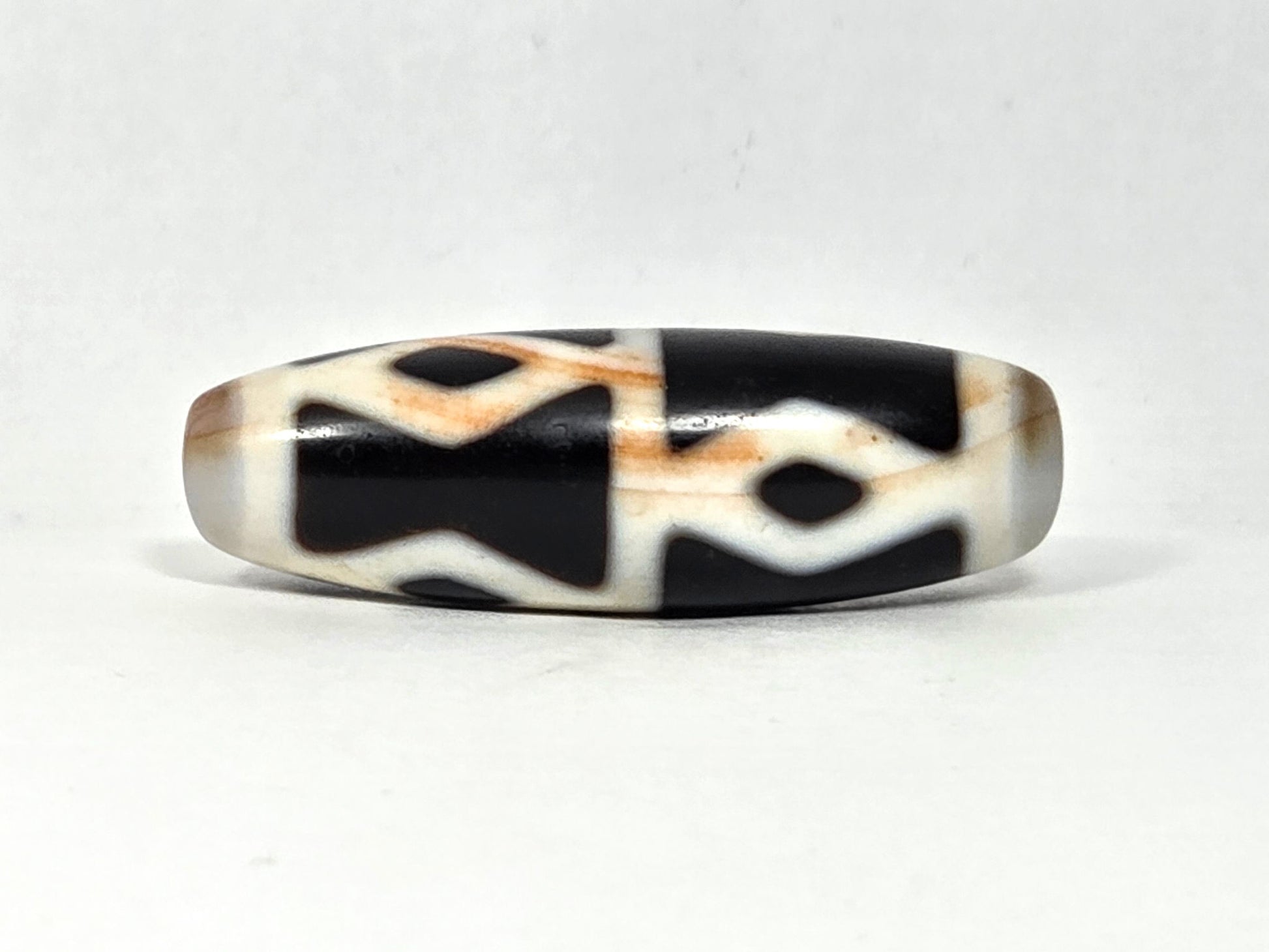 At-062126-6DE dzi bead, opposite side profile, full diamond eye sequence, unretouched