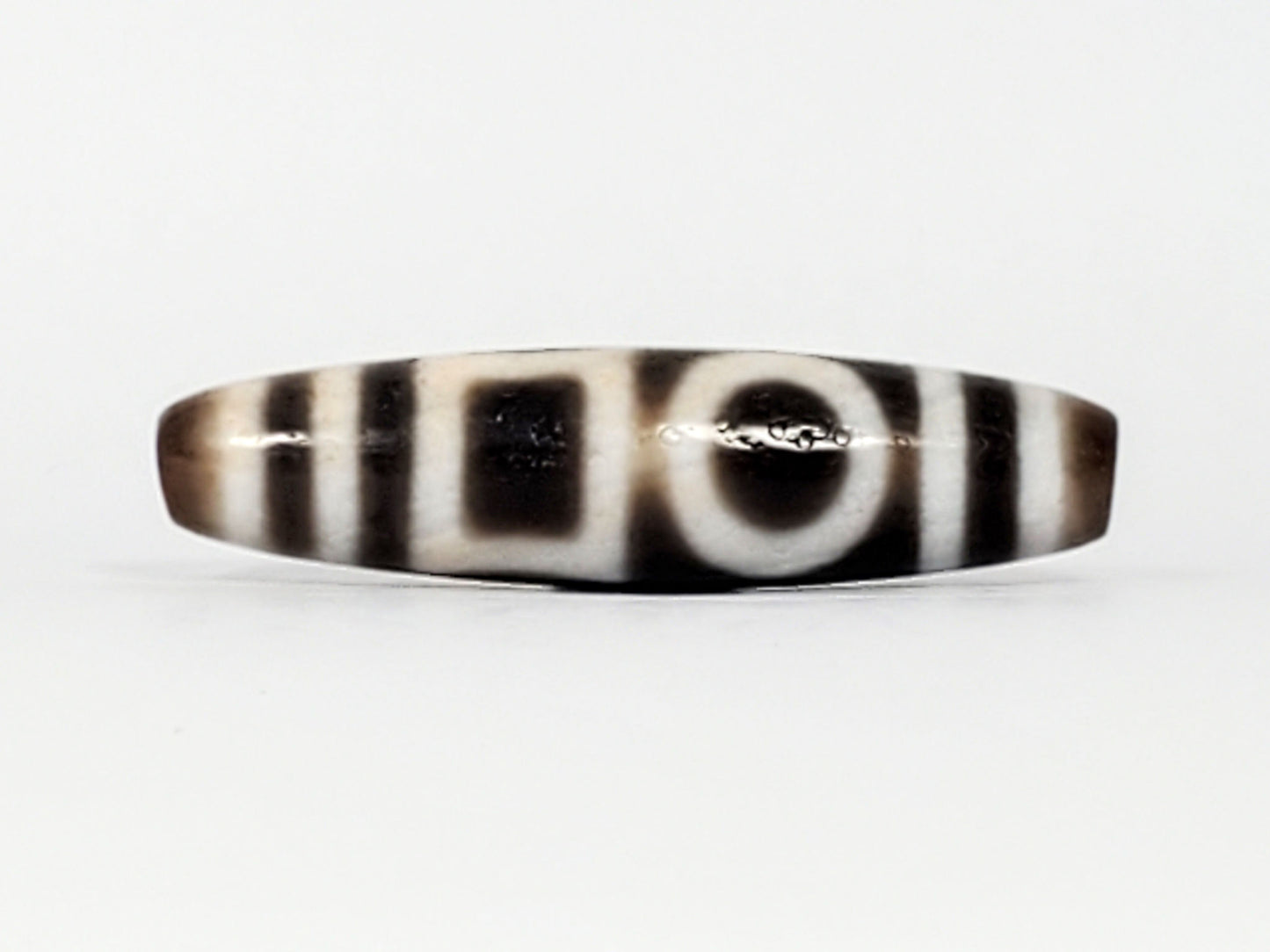 Third angle of antique Double H&E Dzi — arch Heaven and rectangular Earth forms on dark agate