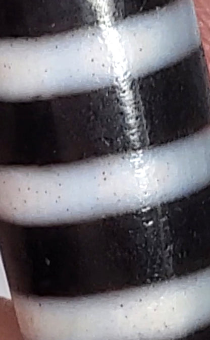 At-110223-9SBS, macro showing cinnabar micro-dots in stripe bands and surface score line on dark bands, unretouched