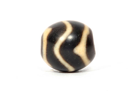 At-111325-WTT antique round wave tiger tooth agate dzi, front face, dark ground cream lines, 18.6×17.5mm, unretouched