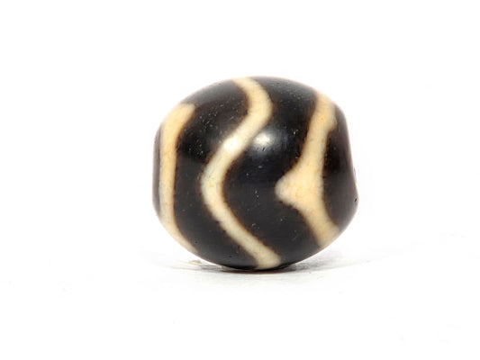 At-111325-WTT antique round wave tiger tooth agate dzi, front face, dark ground cream lines, 18.6×17.5mm, unretouched