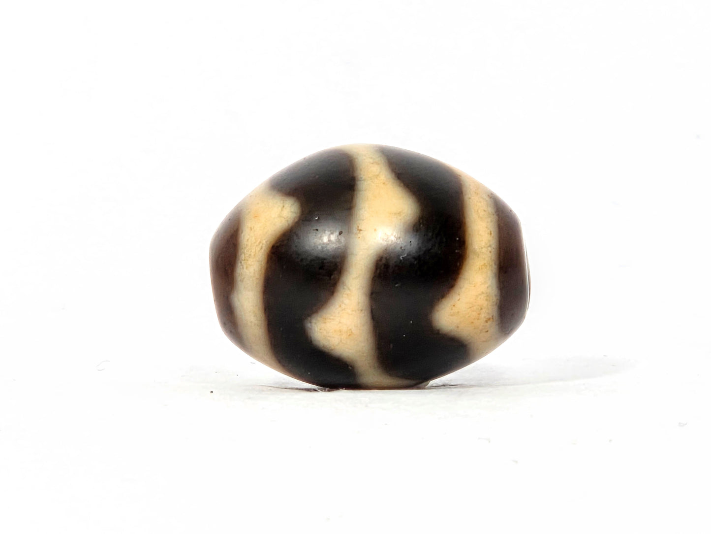 Antique Tibetan round dzi bead with double wave motif — genuine natural agate,200+ years old