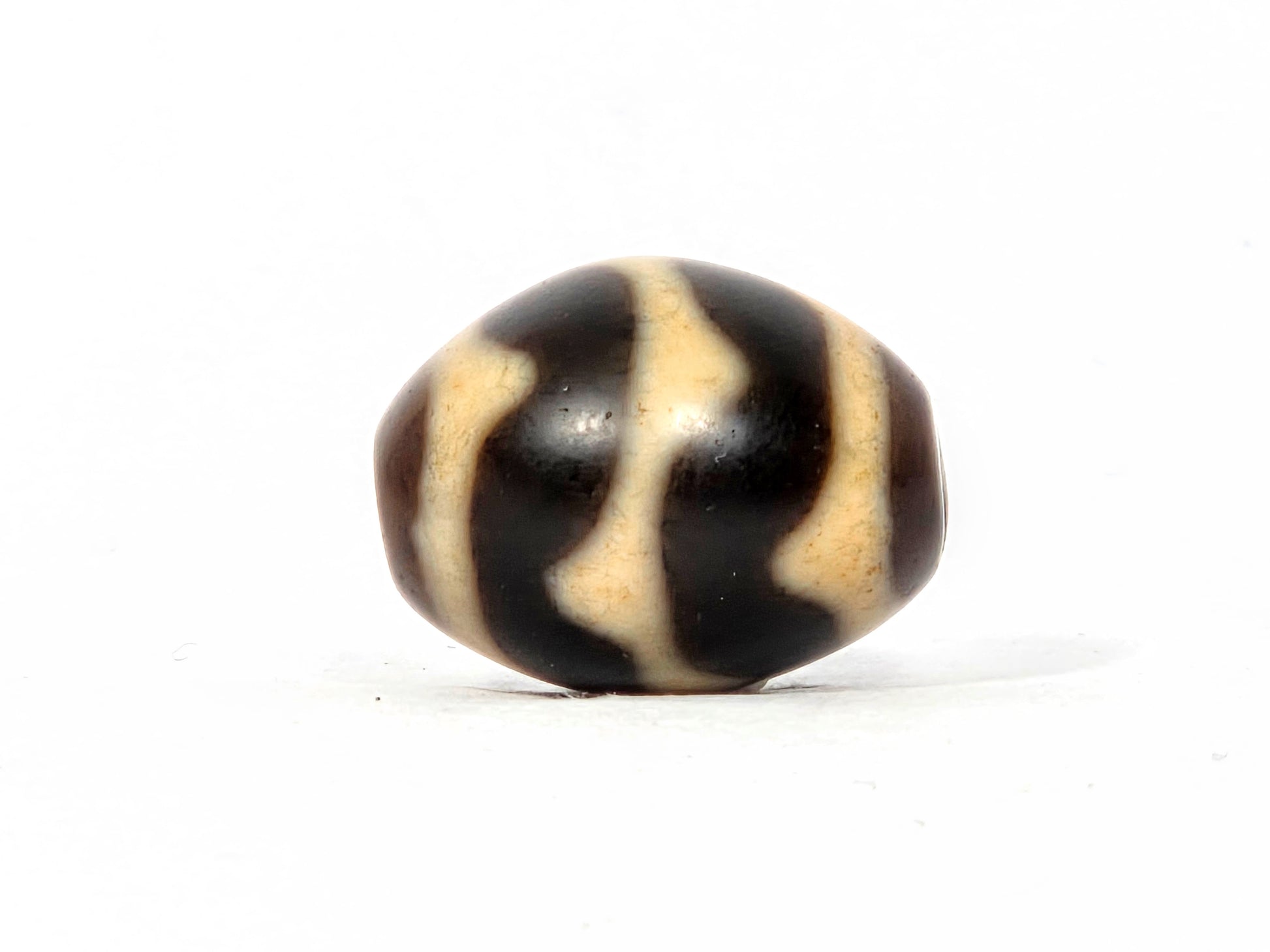Antique Tibetan round dzi bead with double wave motif — genuine natural agate,200+ years old