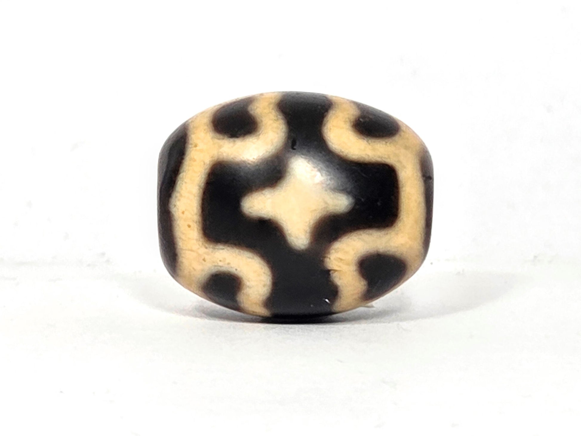At-121025-6ELC2 antique round six eye lotus cross agate dzi, front face, cream-beige ground, 21.2×17.5mm, unretouched