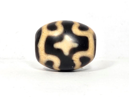 At-121025-6ELC2 antique round six eye lotus cross agate dzi, front face, cream-beige ground, 21.2×17.5mm, unretouched