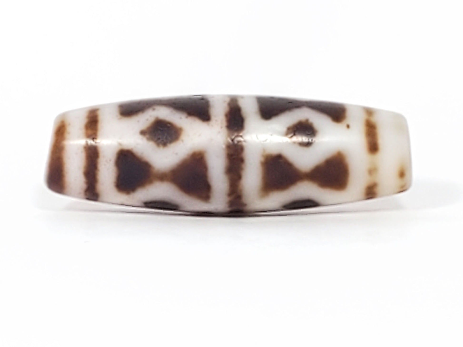 At-082524-DS antique diamond spear agate dzi 40.5x13.1mm Face A cream-white ground dark brown diamond spear stack unretouched