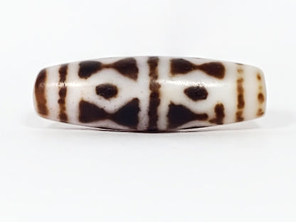 At-082524-DS antique diamond spear agate dzi 40.5x13.1mm Face B cream-white ground bowtie diamond composition unretouched