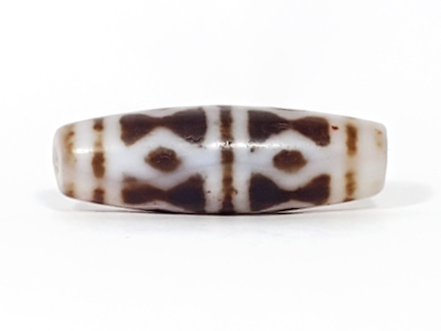 At-082524-DS antique diamond spear agate dzi 40.5x13.1mm Face D clearest diamond spear columns cream ground unretouched