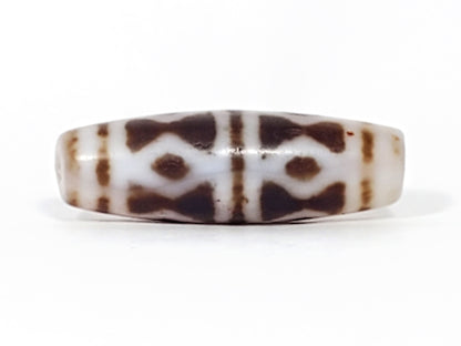 At-082524-DS antique diamond spear agate dzi 40.5x13.1mm Face D clearest diamond spear columns cream ground unretouched