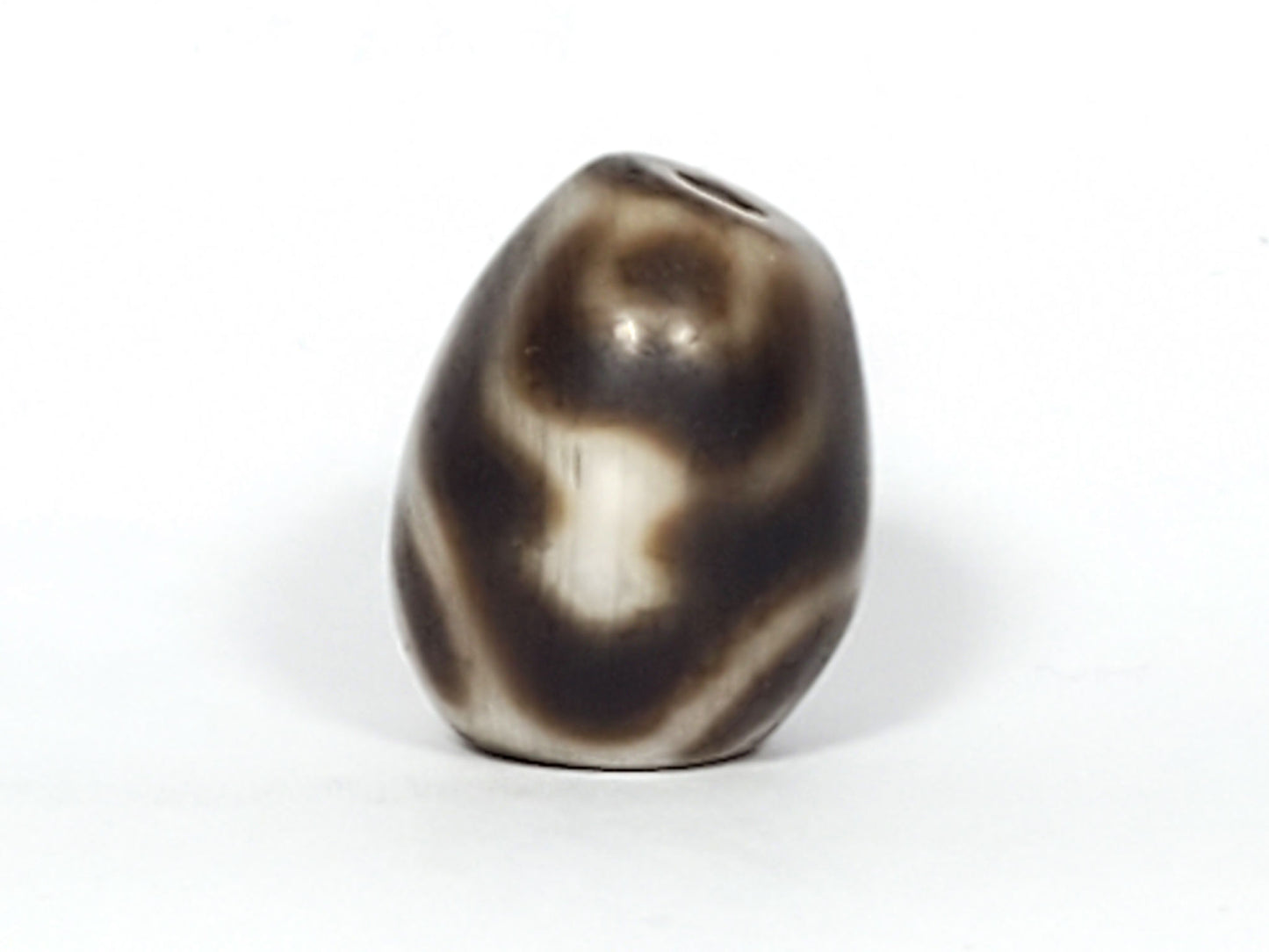 Ac-011824-TVR ancient round treasure vase dzi, second face, vase shoulder lines visible, unretouched