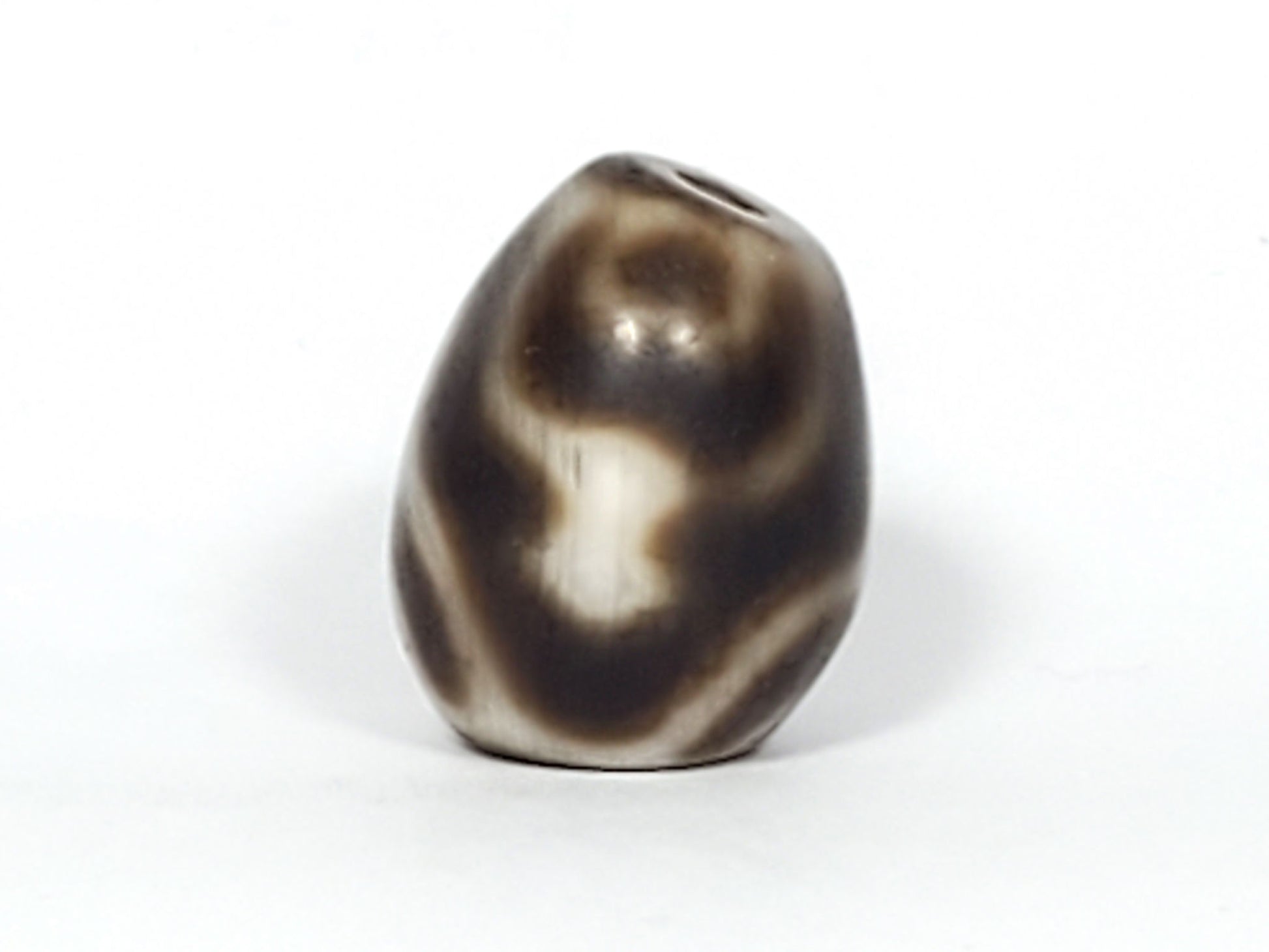 Ac-011824-TVR ancient round treasure vase dzi, second face, vase shoulder lines visible, unretouched
