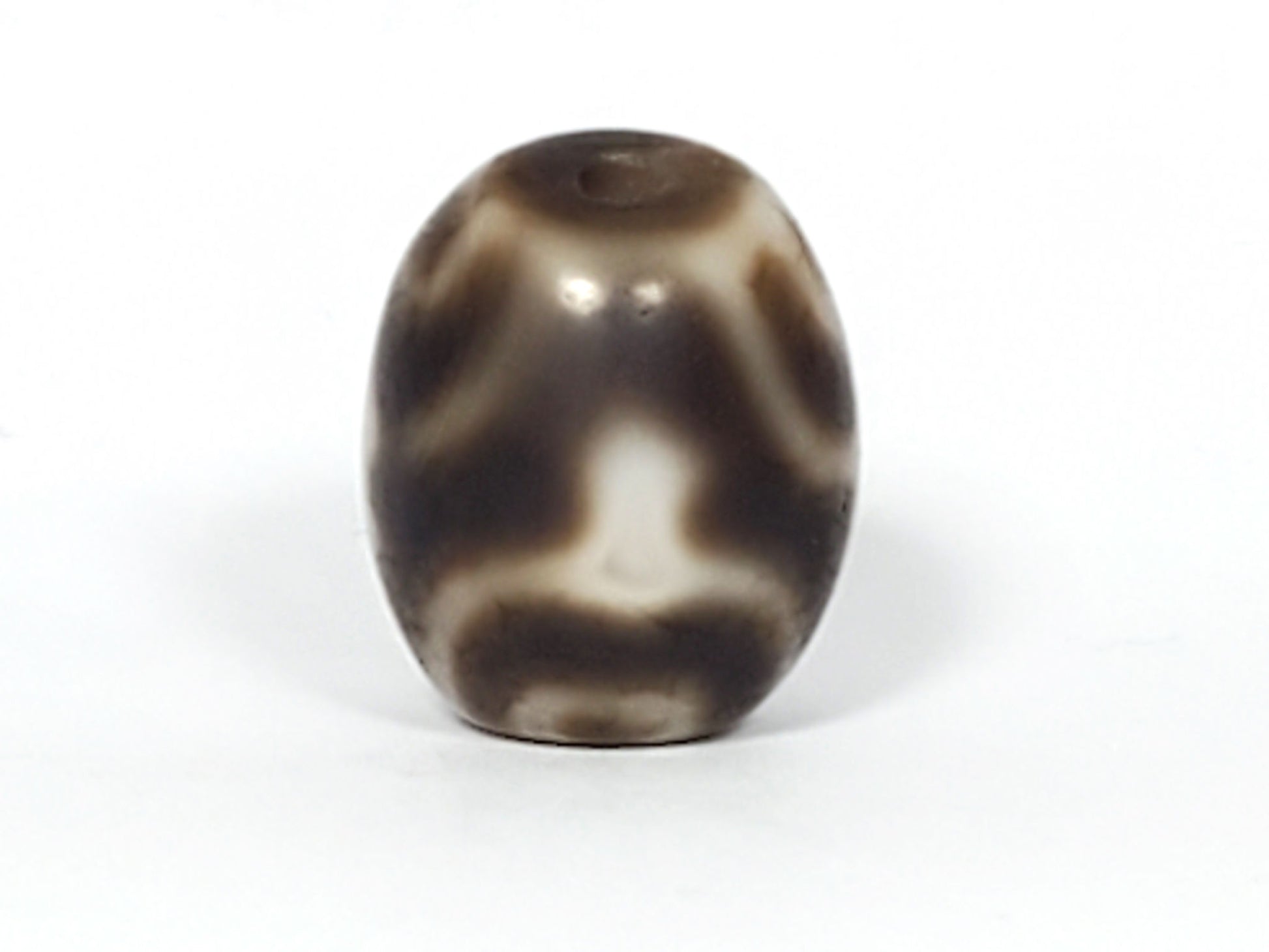 Ac-011824-TVR ancient round treasure vase dzi, drill end top view, motif radiating outward, unretouched