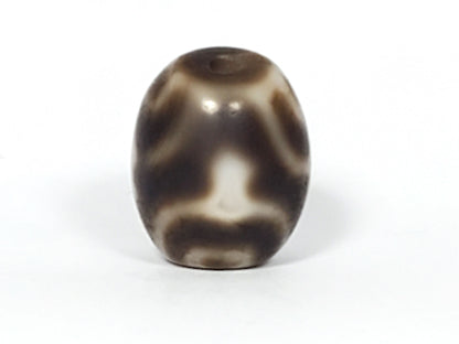 Ac-011824-TVR ancient round treasure vase dzi, drill end top view, motif radiating outward, unretouched