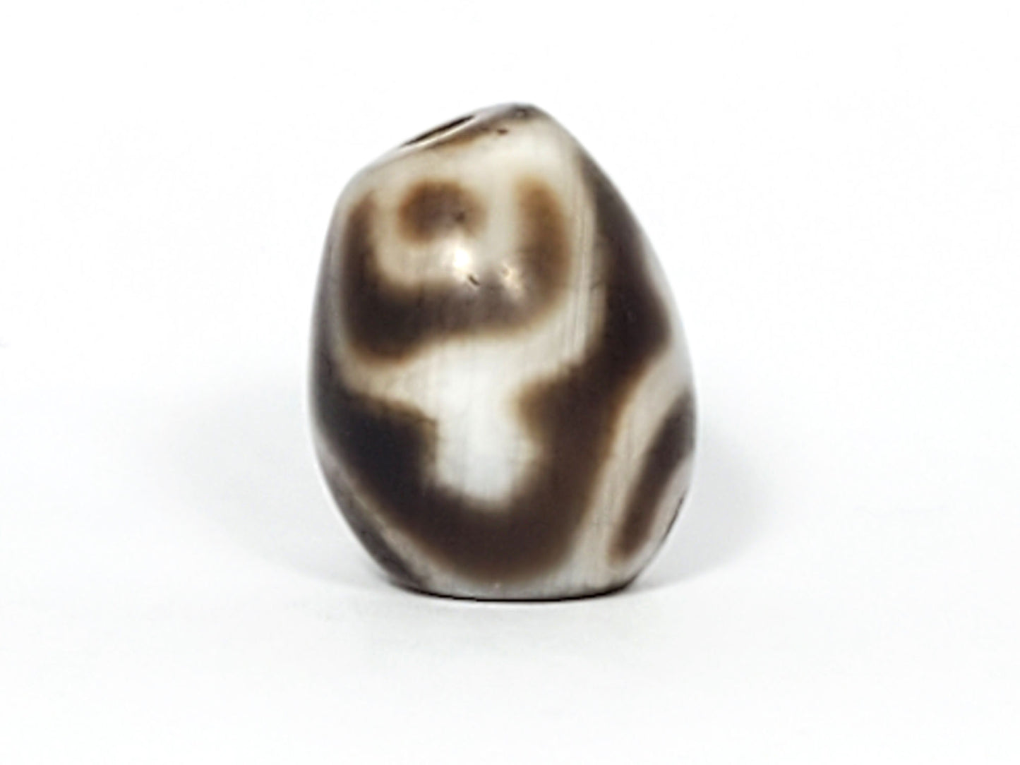 Ac-011824-TVR ancient round treasure vase dzi, fourth face, cream zones dominant, unretouched