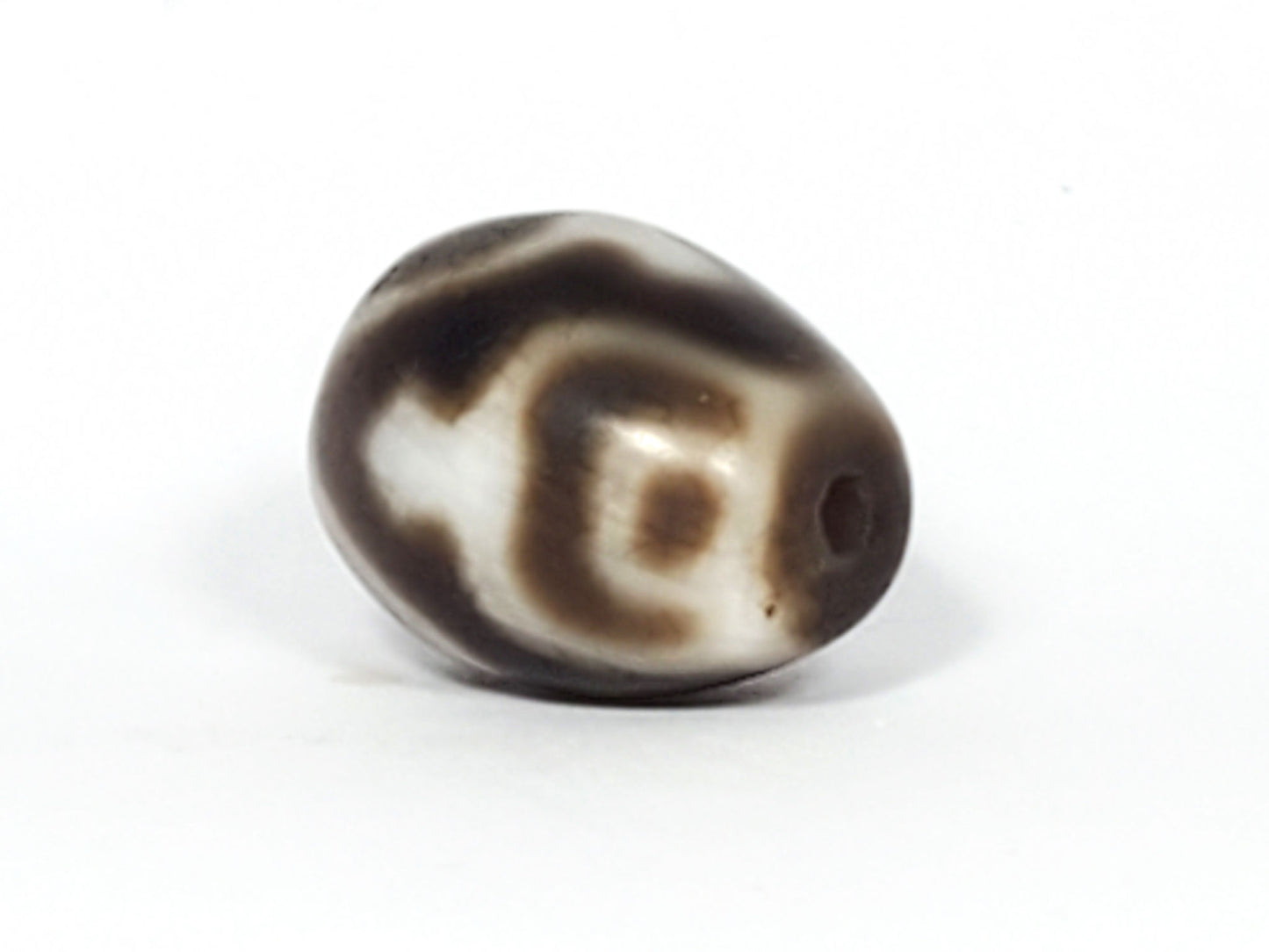 Ac-011824-TVR ancient round treasure vase dzi, drill hole side view, hole centred, unretouched
