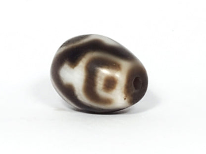 Ac-011824-TVR ancient round treasure vase dzi, drill hole side view, hole centred, unretouched