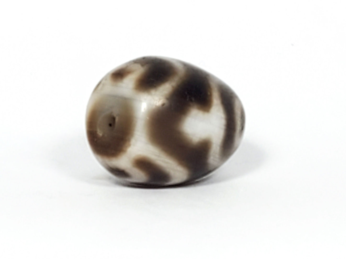 Ac-011824-TVR ancient round treasure vase dzi, opposite end, cream-dominant face, unretouched