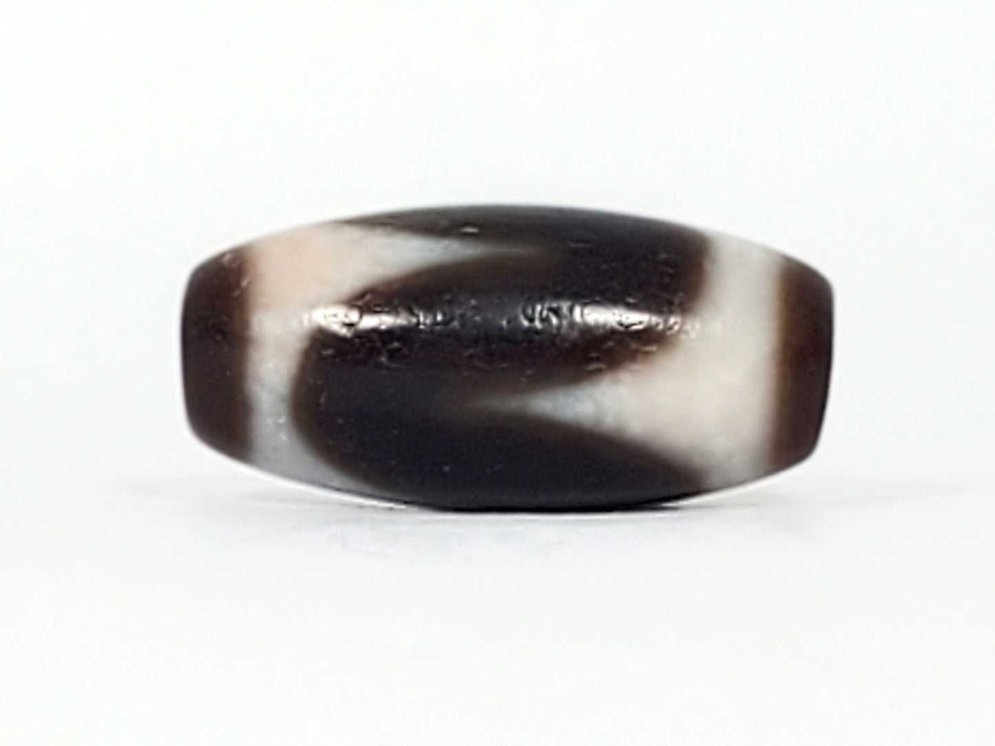 Second face of antique Tasso dzi At-093024-TaBS3, cream Tasso wave form on deep brown agate, rust-orange bloodspot inclusions in cream field, 29.4mm × 14.0mm, unretouched
