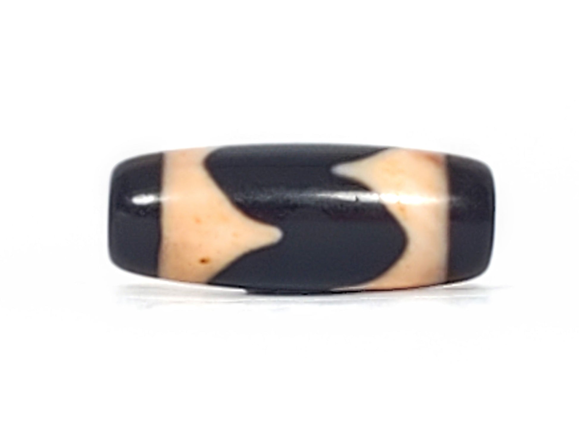 Second face of antique Tasso dzi At-092924-TaBS2, cream tooth-forms reading as S-curve on pitch-black agate, bloodspot visible in cream field, 28.7mm, unretouched photography